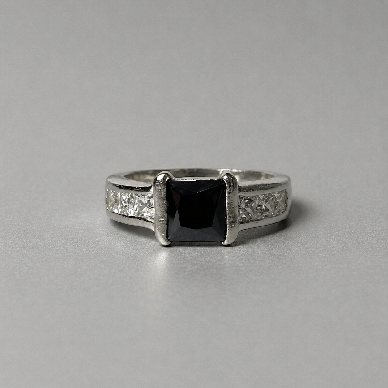 Ring aus 925 Sterling Silber mit Onyx und weißen Zirkonia