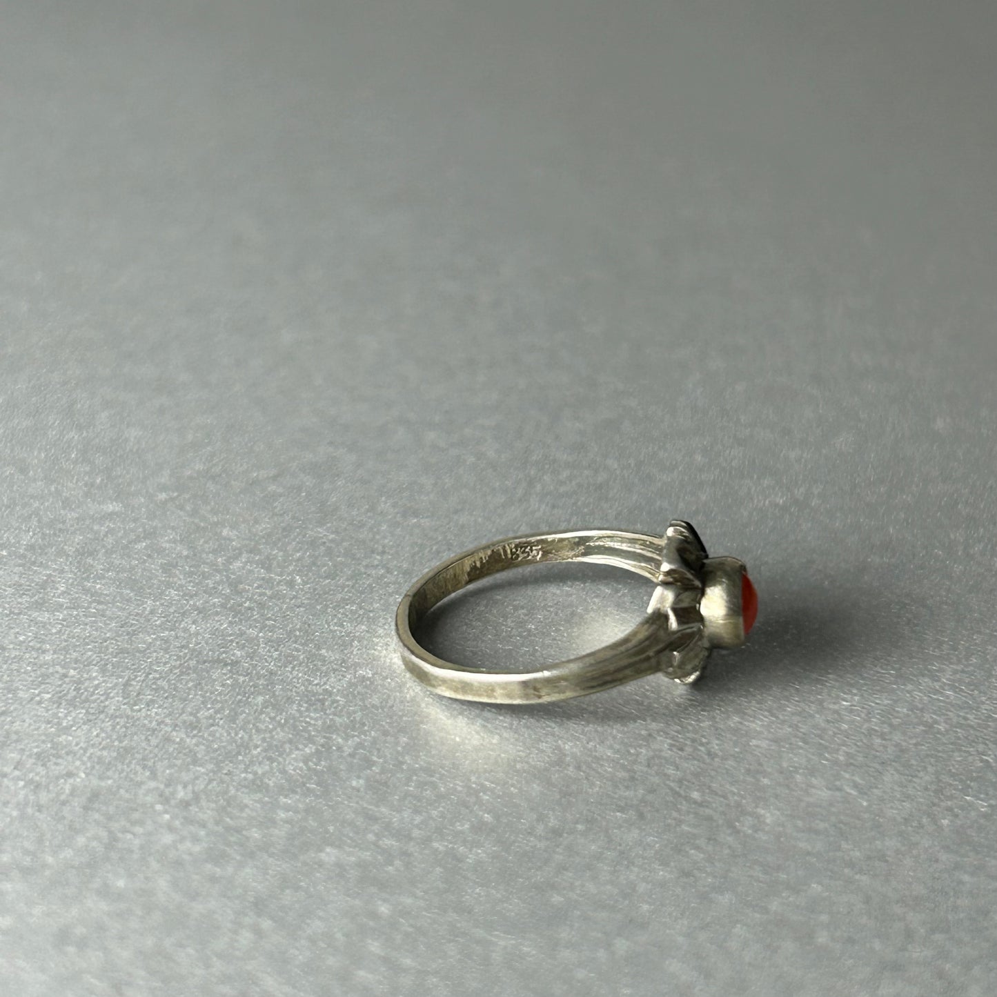 Ring aus 835 Silber mit Koralle