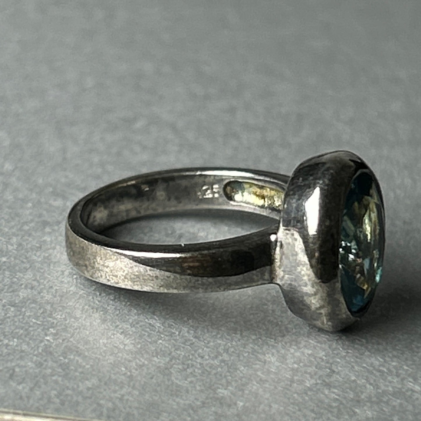 Ring aus 925 Silber mit blauem Topas