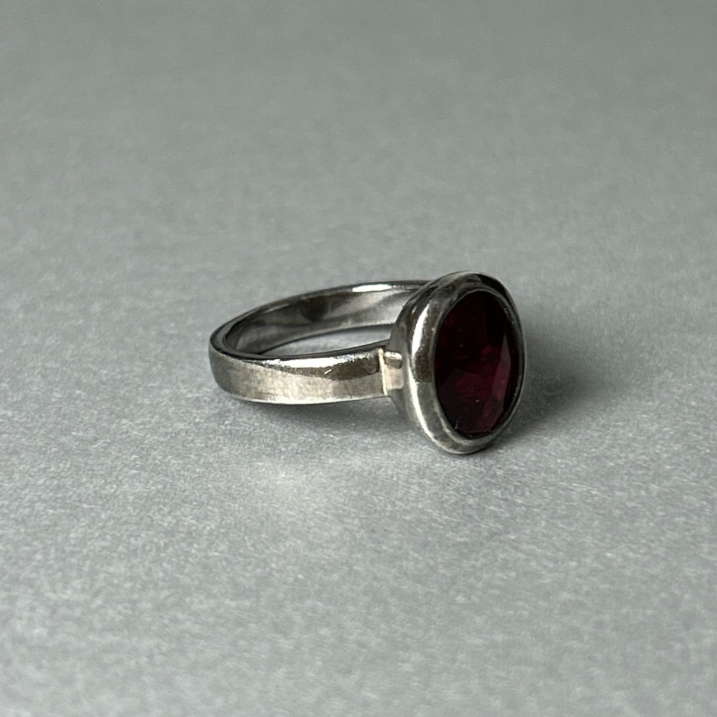 Ring aus 925 Silber mit Granat