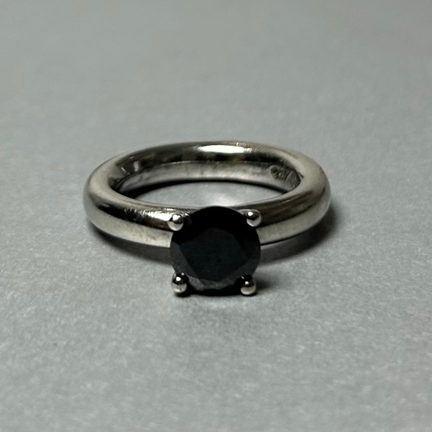 Ring aus 925 Silber mit schwarzem Spinell