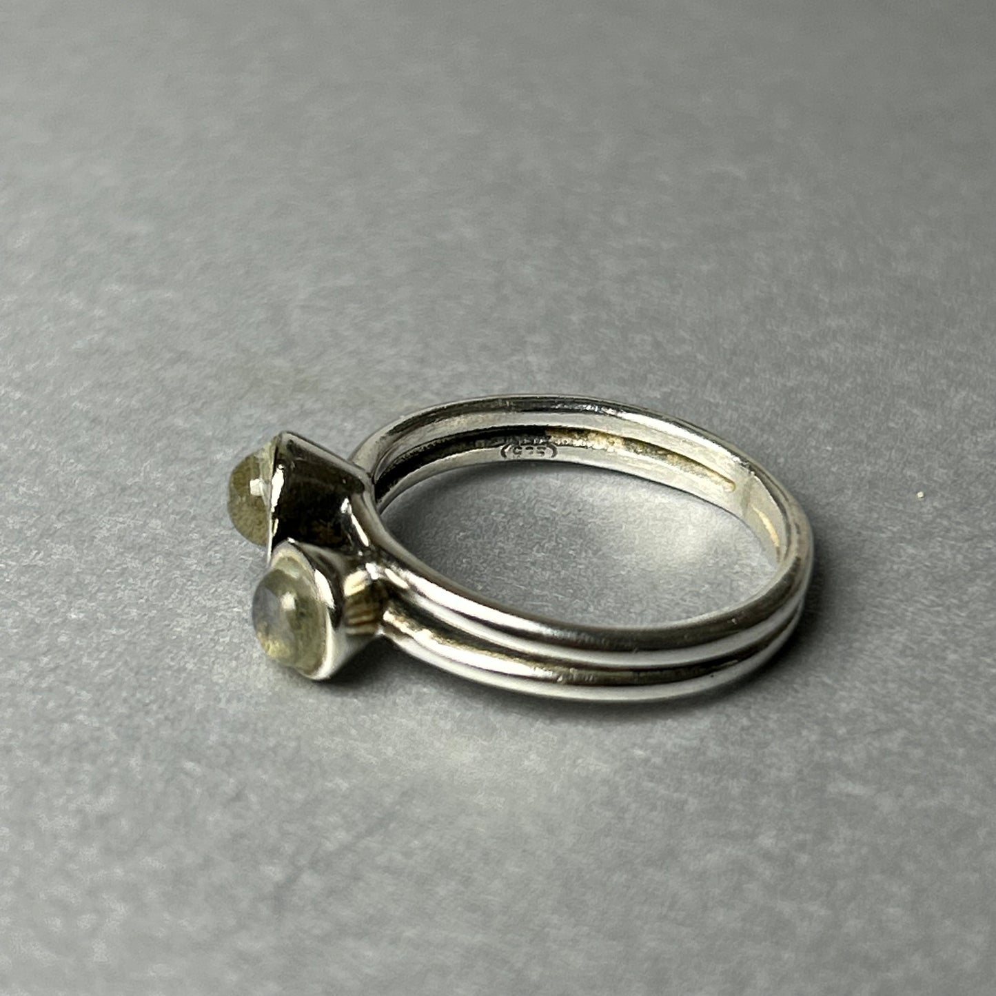 Ring aus 925 Silber mit Mondsteinen