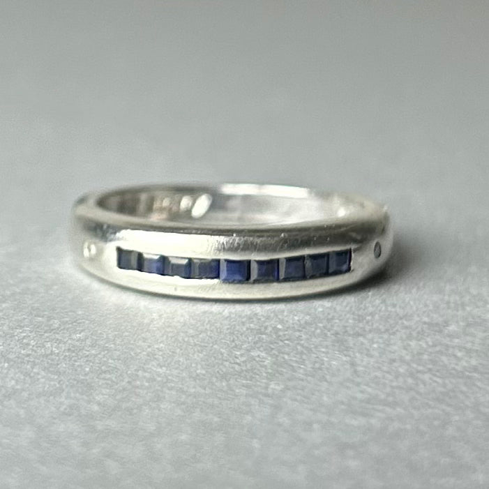 Ring aus 925 Silber mit synthetischen Saphiren