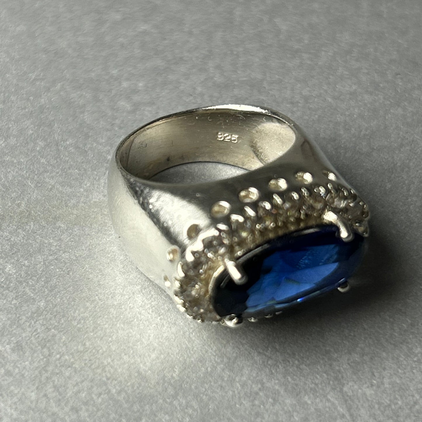 Ring aus 925 Silber mit blauem Stein und Zirkonia