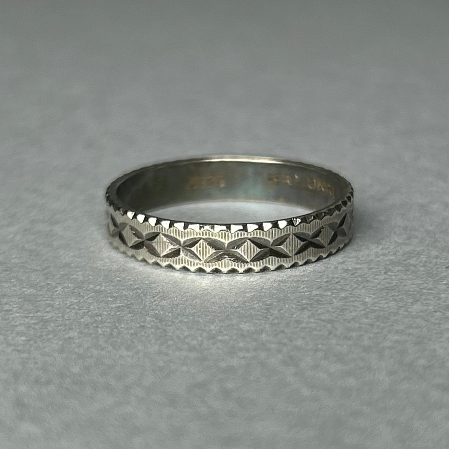 Ring aus 925 Silber mit graviertem Muster