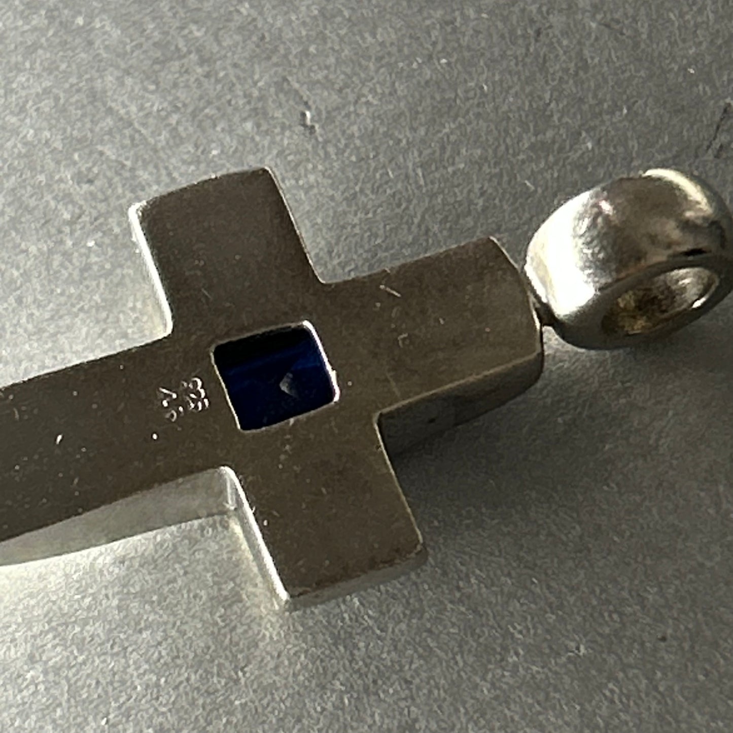 Kreuzanhänger aus 925 Silber mit synthetischem Saphir