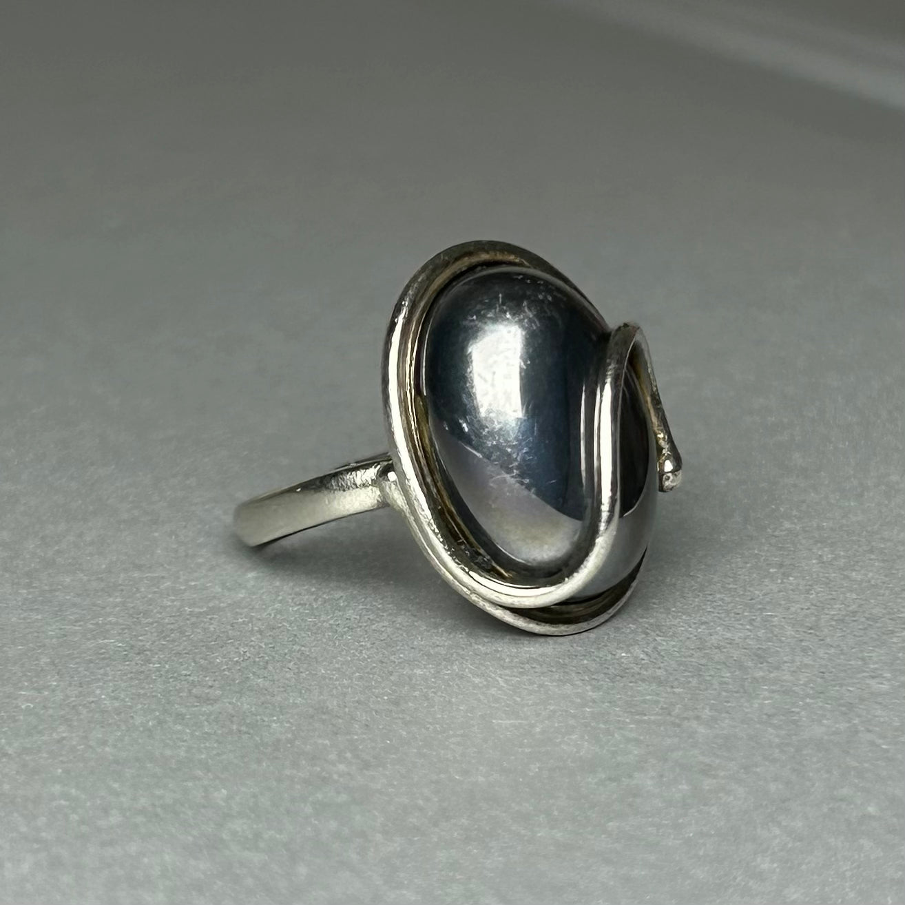 Ring aus 925 Silber mit natürlichem Hematit