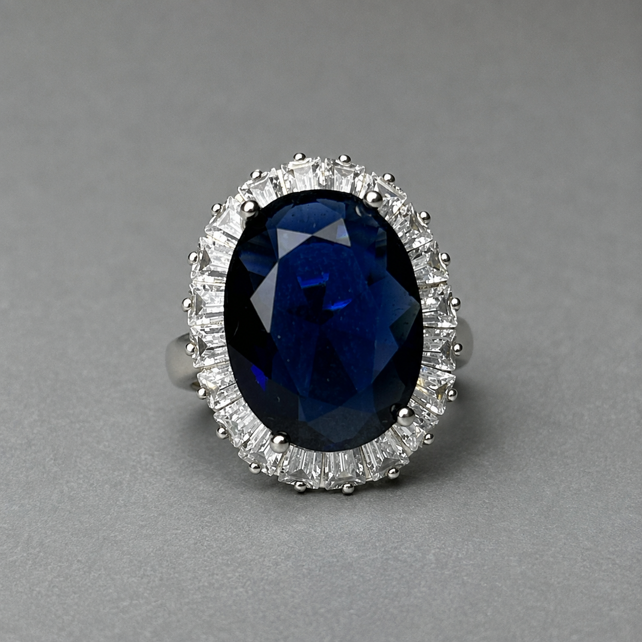Ring aus 925 Silber mit  Saphir und Zirkonia