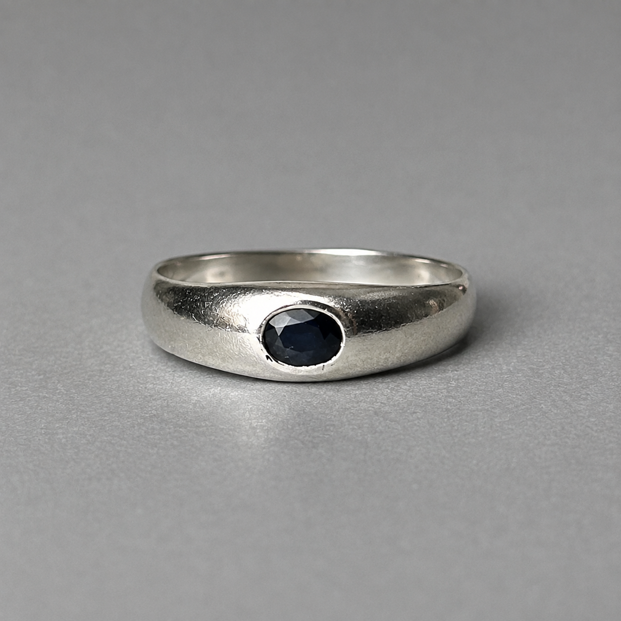 Ring aus 925 Silber mit Saphir
