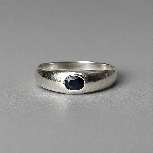 Ring aus 925 Silber mit Saphir