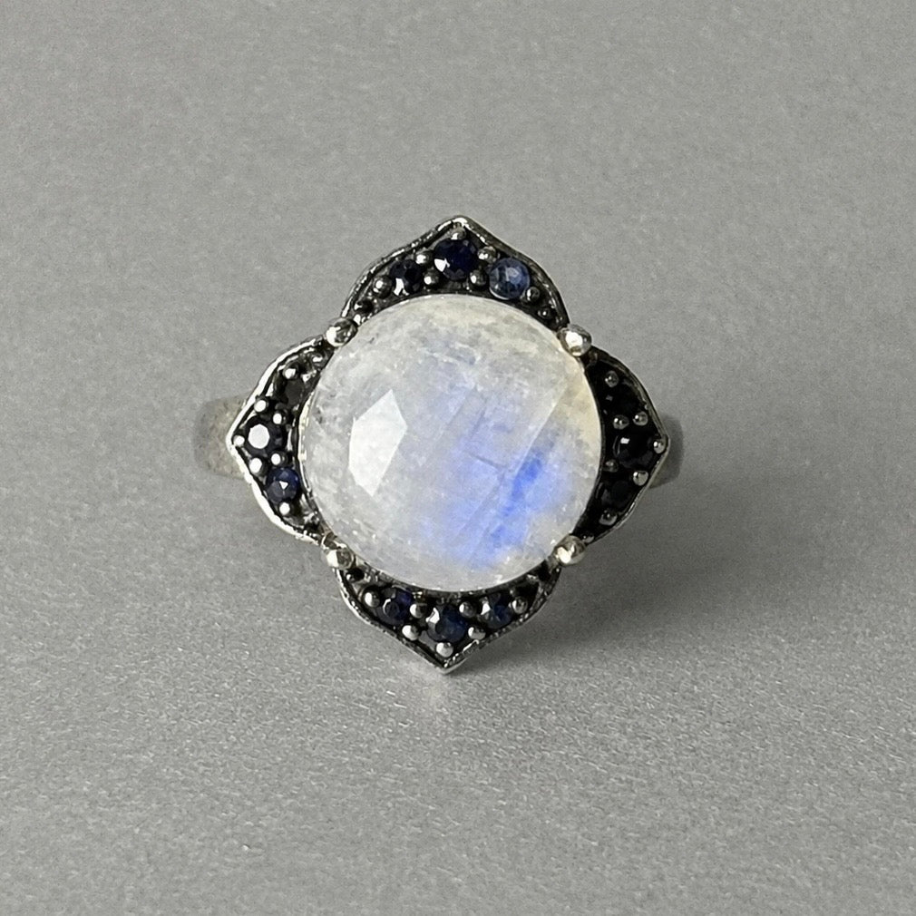Ring aus 925 Silber mit Regenbogen-Mondstein