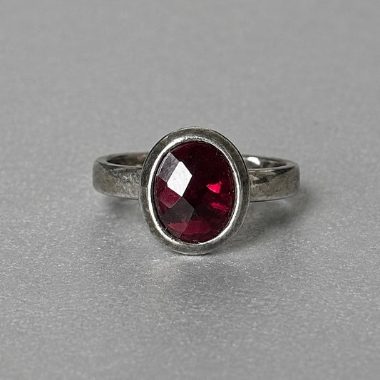 Ring aus 925 Silber mit Granat