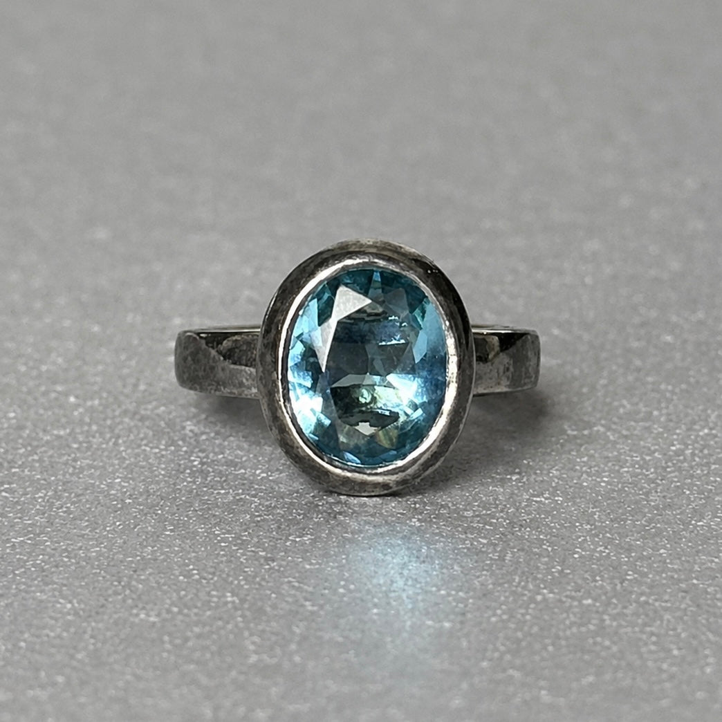 Ring aus 925 Silber mit blauem Topas