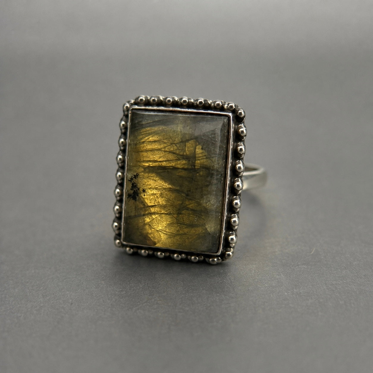 Ring aus 925 Silber mit natürlichem Labradorit