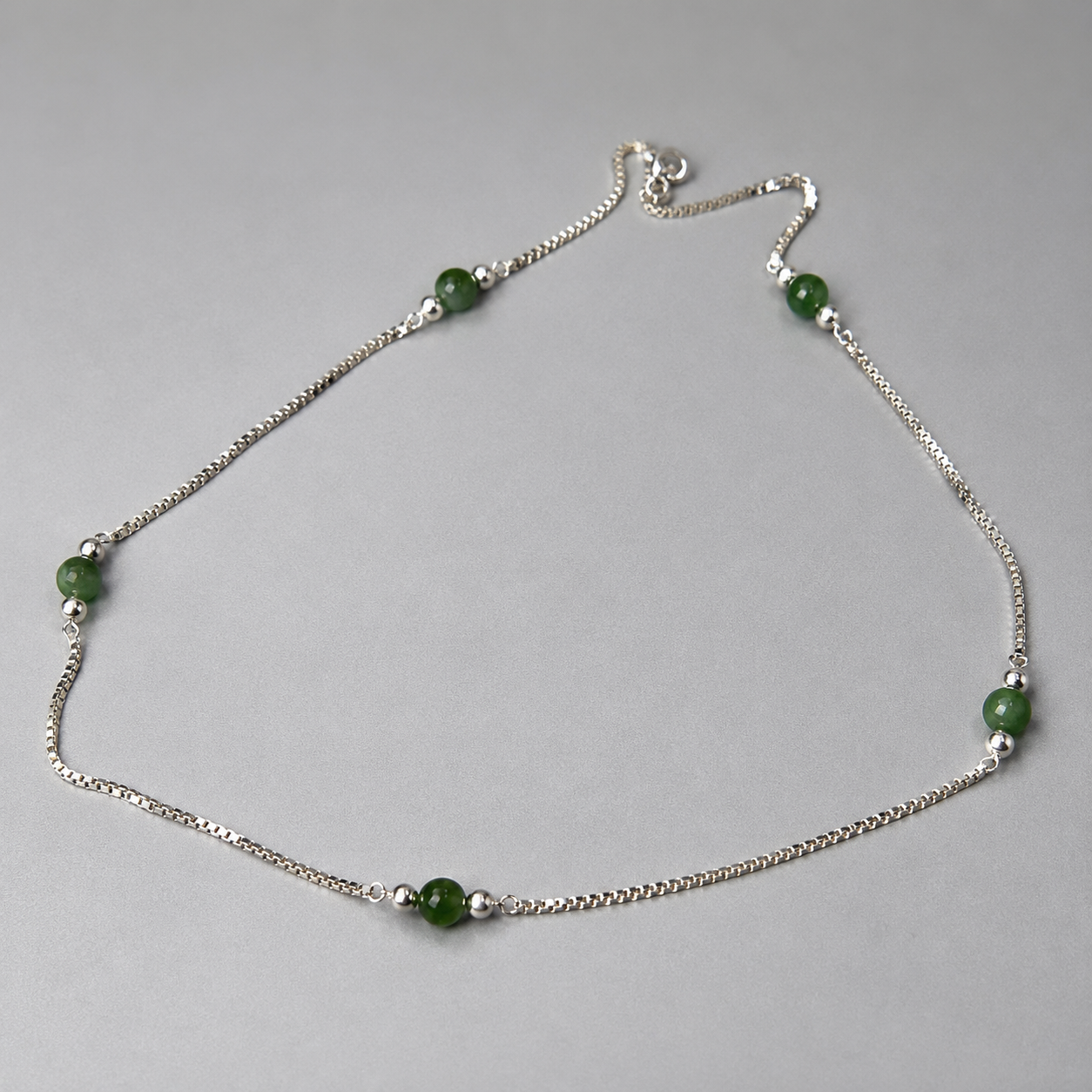 Halskette aus 835 Silber mit Jade