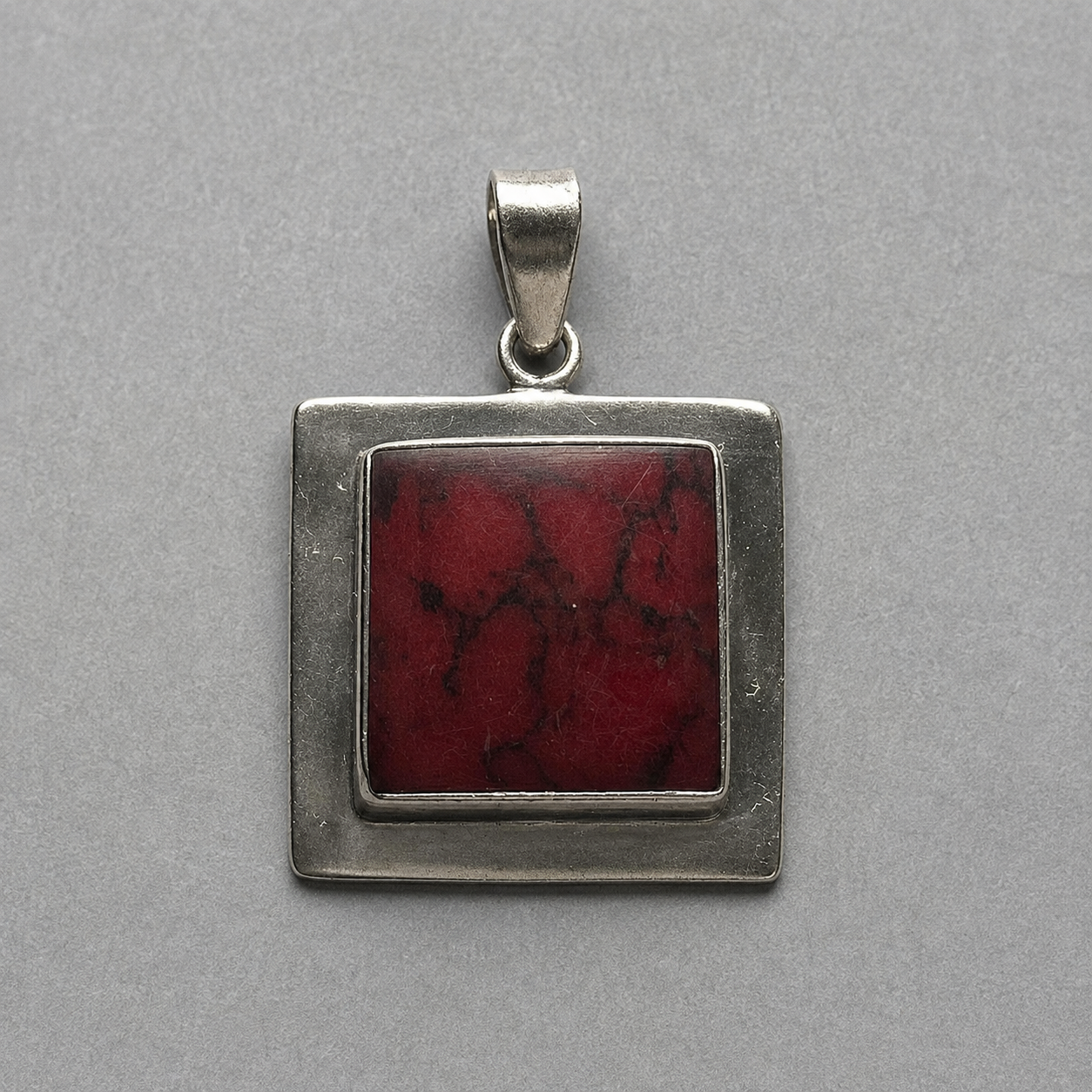Anhänger aus 925 Silber mit rotem Howlith