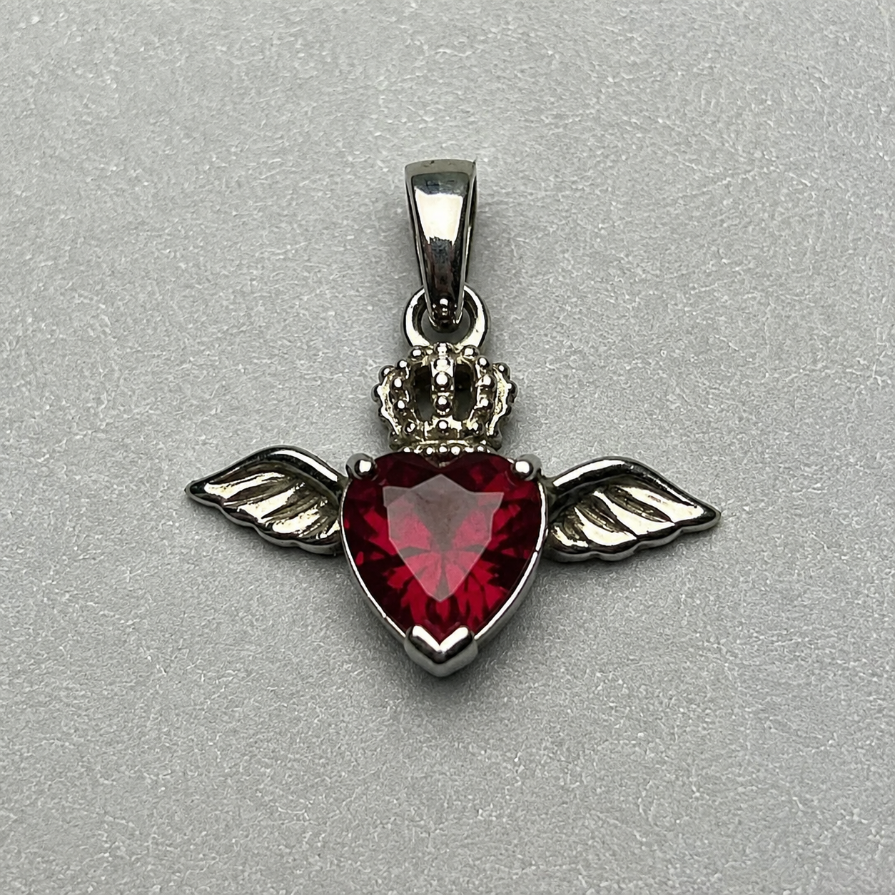Anhänger „Flammendes Herz“ aus 925 Silber mit rotem Zirkonia