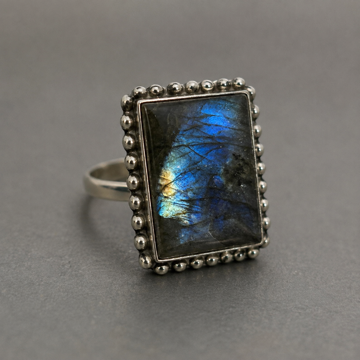 Ring aus 925 Silber mit natürlichem Labradorit