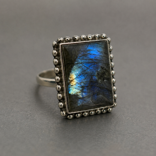 Ring aus 925 Silber mit natürlichem Labradorit