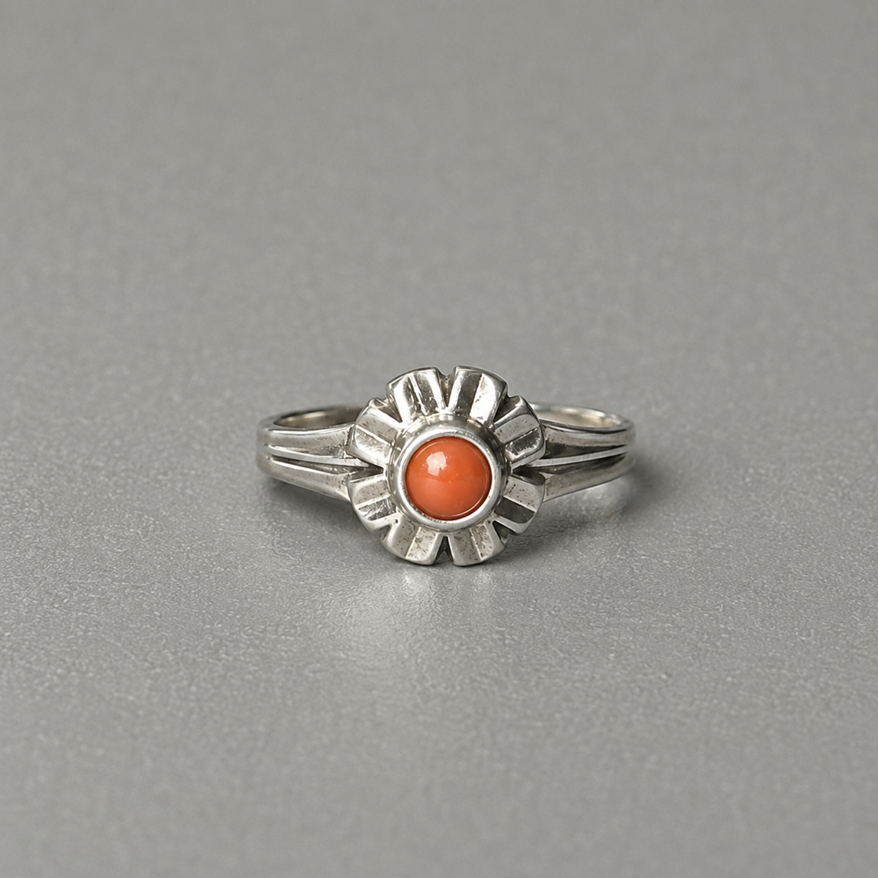 Ring aus 835 Silber mit Koralle