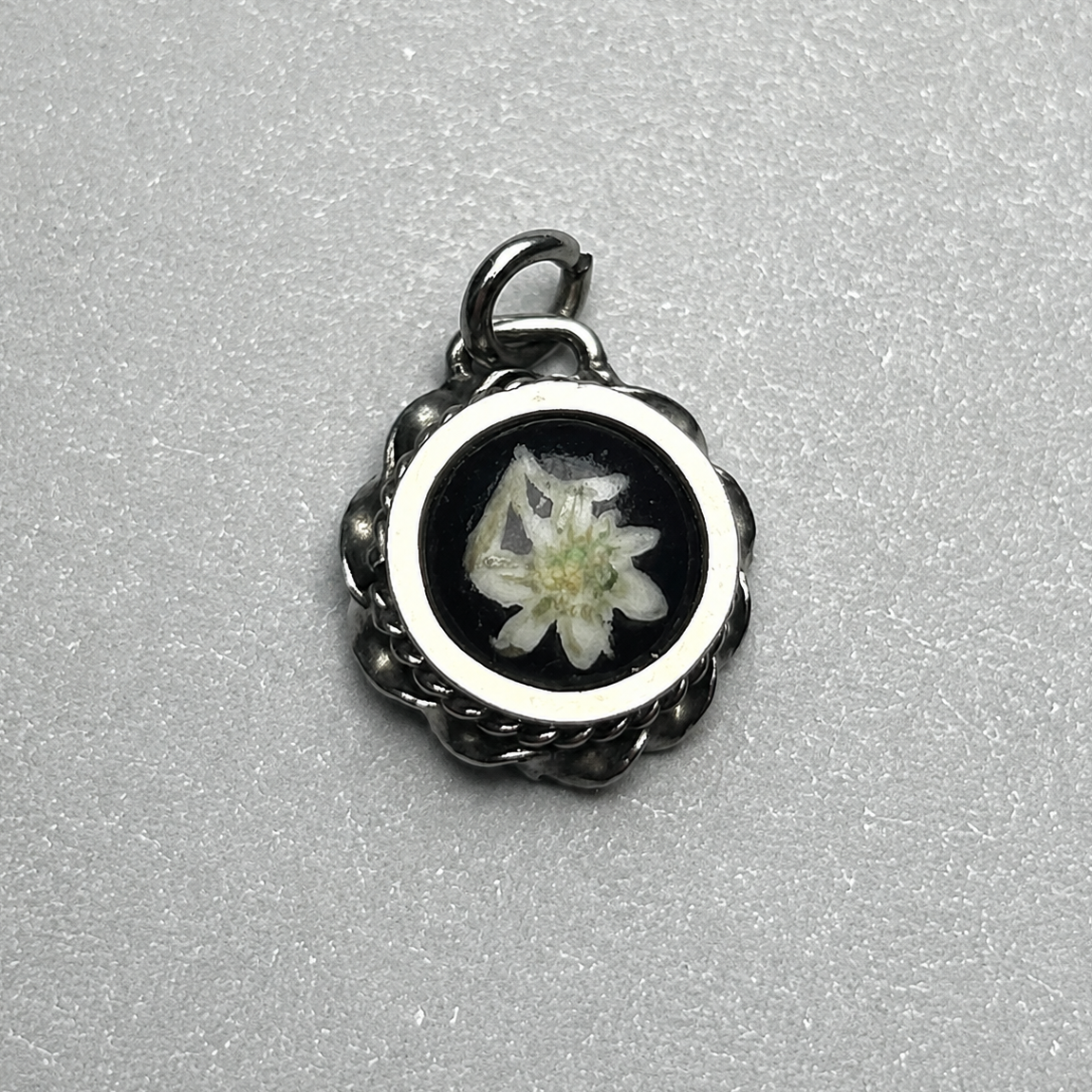 Anhänger aus 835 Silber mit echter Blüte