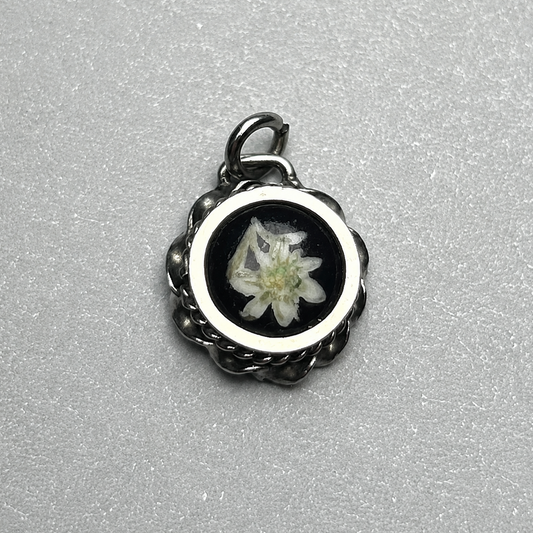 Anhänger aus 835 Silber mit echter Blüte