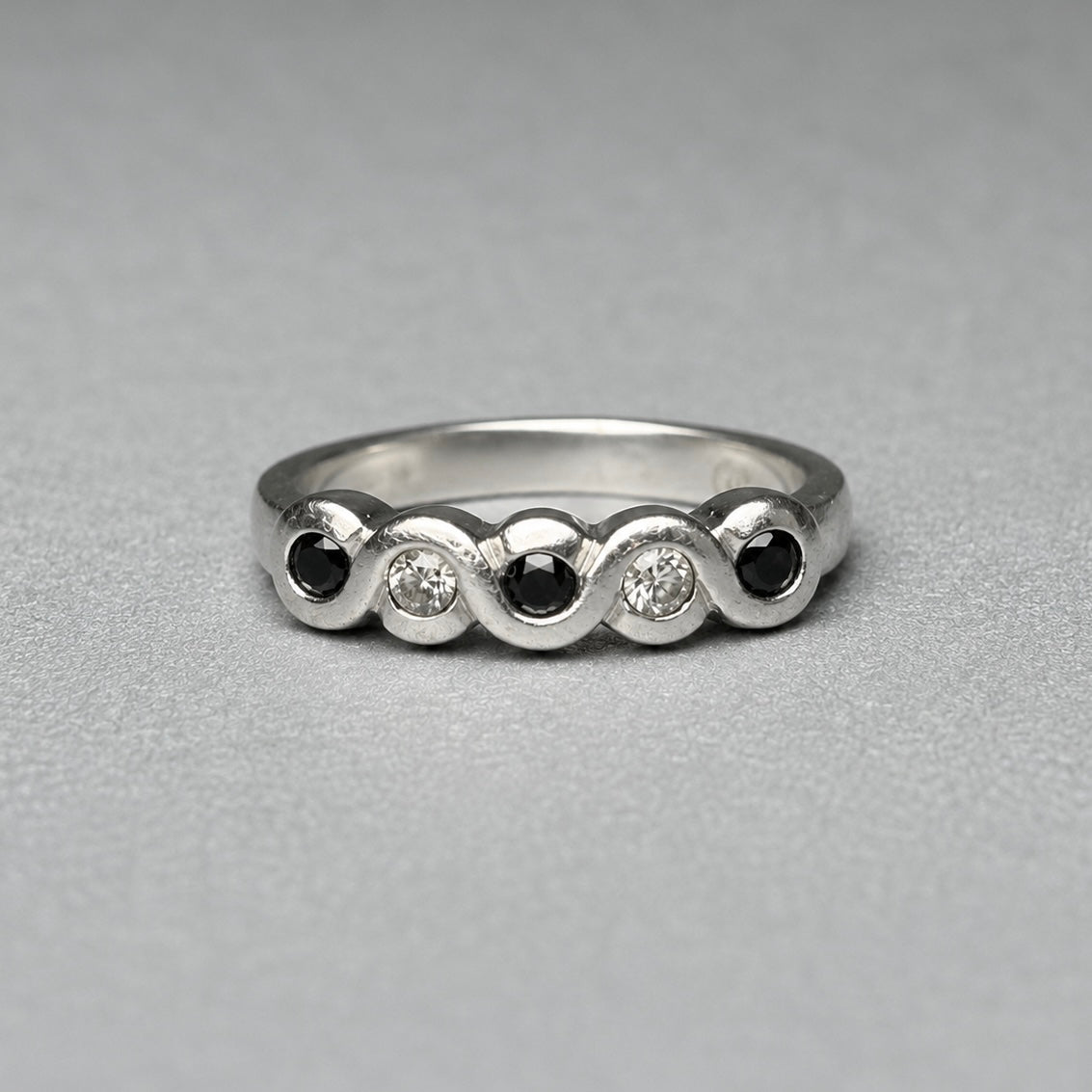 Ring aus 925 Silber mit Onyx Zirkonia