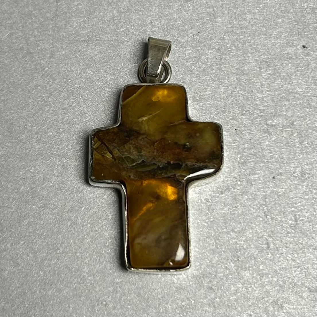 Kreuzanhänger aus 925 Silber mit Bernstein