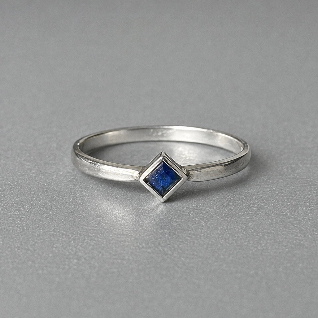 Ring aus 925 Silber mit blauem Saphir