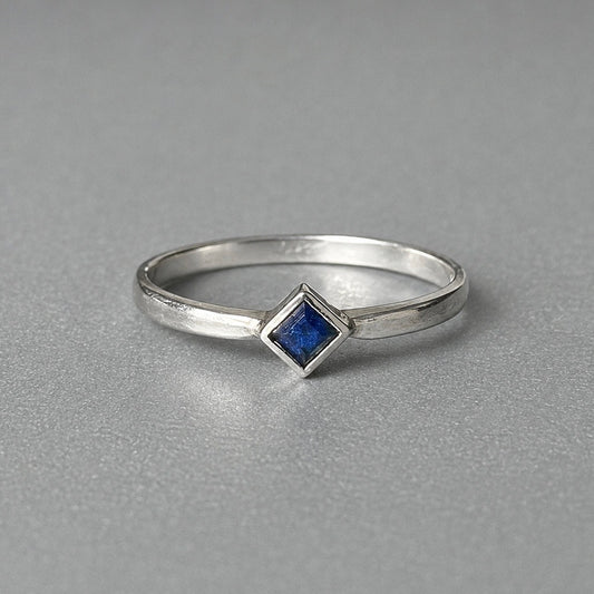 Ring aus 925 Silber mit blauem Saphir