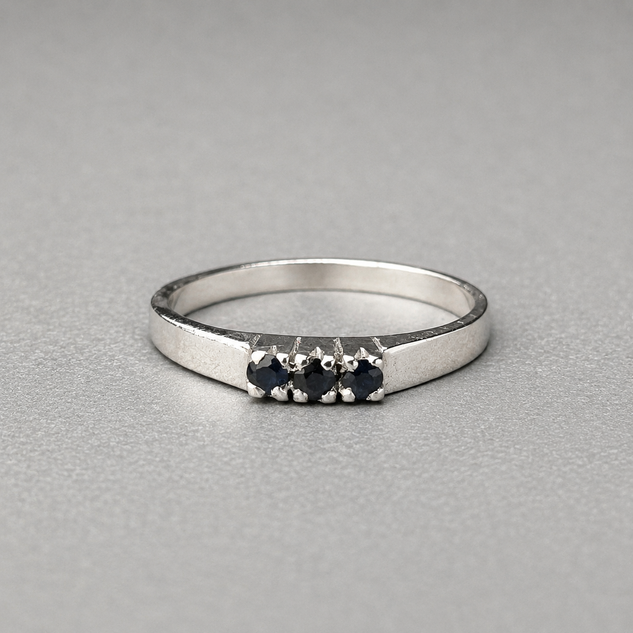 Ring aus 925 Silber mit drei Saphiren