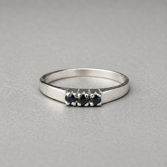 Ring aus 925 Silber mit drei Saphiren