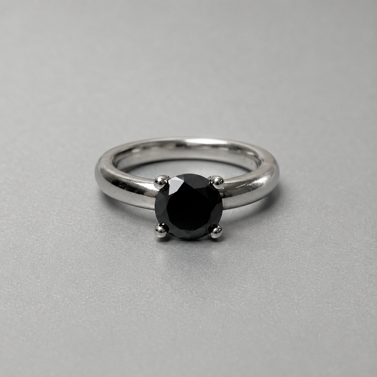 Ring aus 925 Silber mit schwarzem Spinell