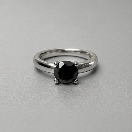 Ring aus 925 Silber mit schwarzem Spinell
