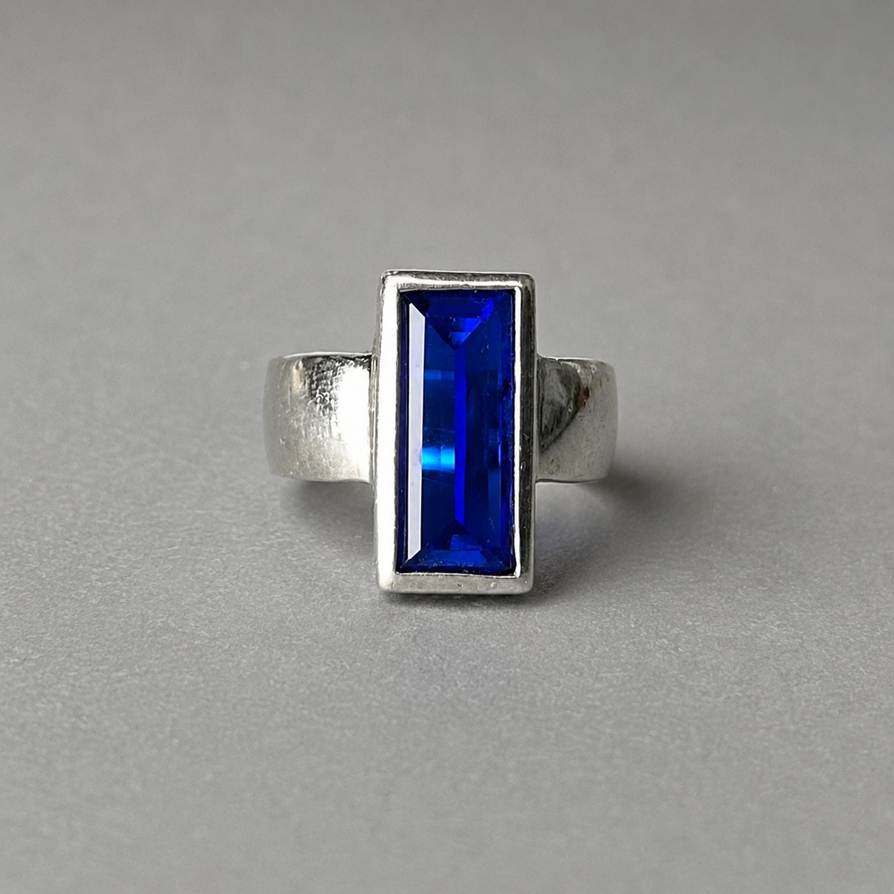 Ring aus 925 Silber mit synthetischem Saphir