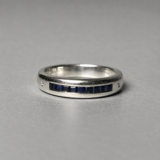 Ring aus 925 Silber mit synthetischen Saphiren