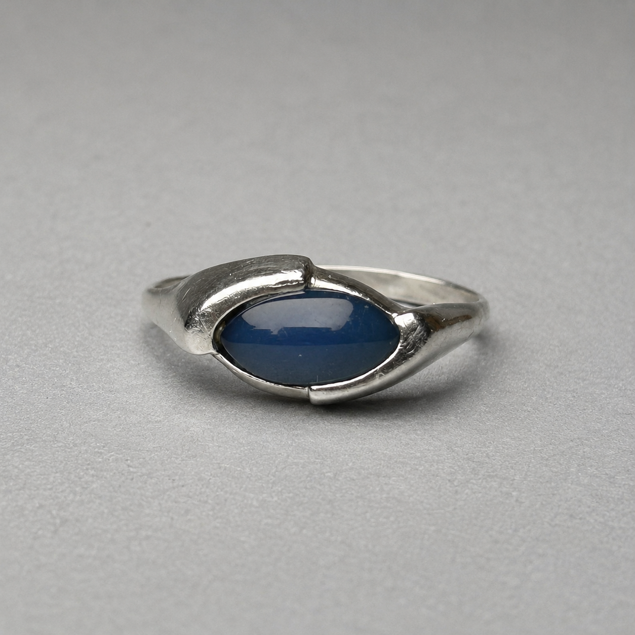 Ring aus 835 Silber mit blauem Achat