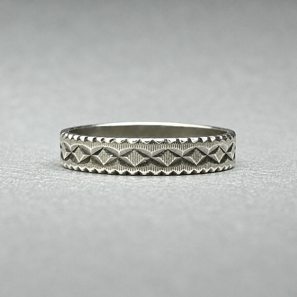 Ring aus 925 Silber mit graviertem Muster