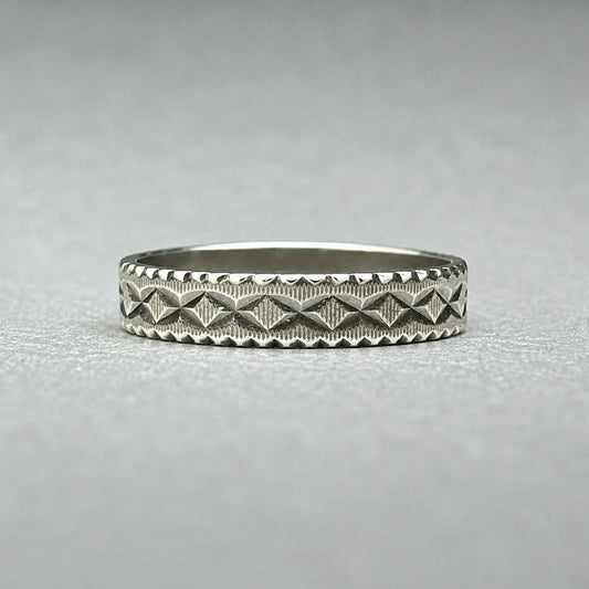 Ring aus 925 Silber mit graviertem Muster