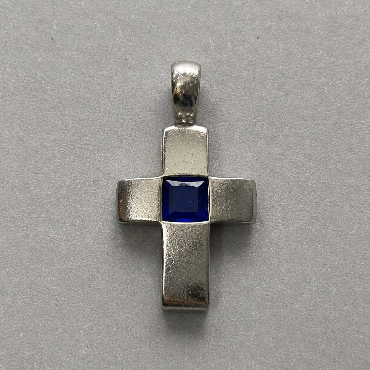 Kreuzanhänger aus 925 Silber mit synthetischem Saphir