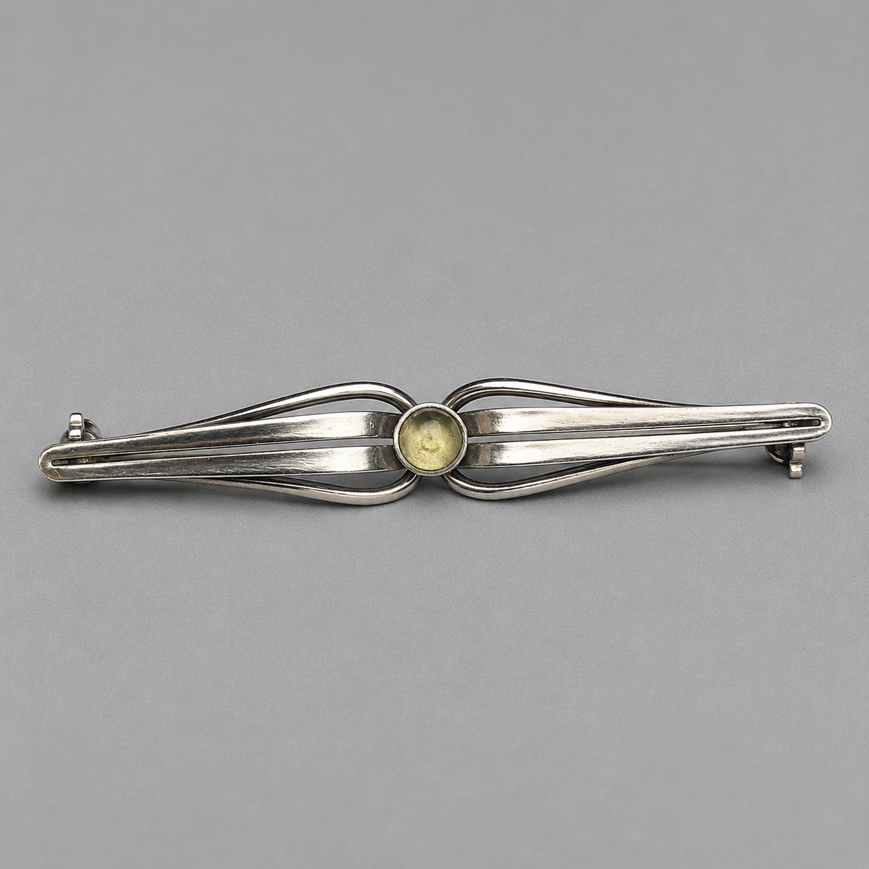 Brosche aus 935 Silber mit gelbem Cabochon