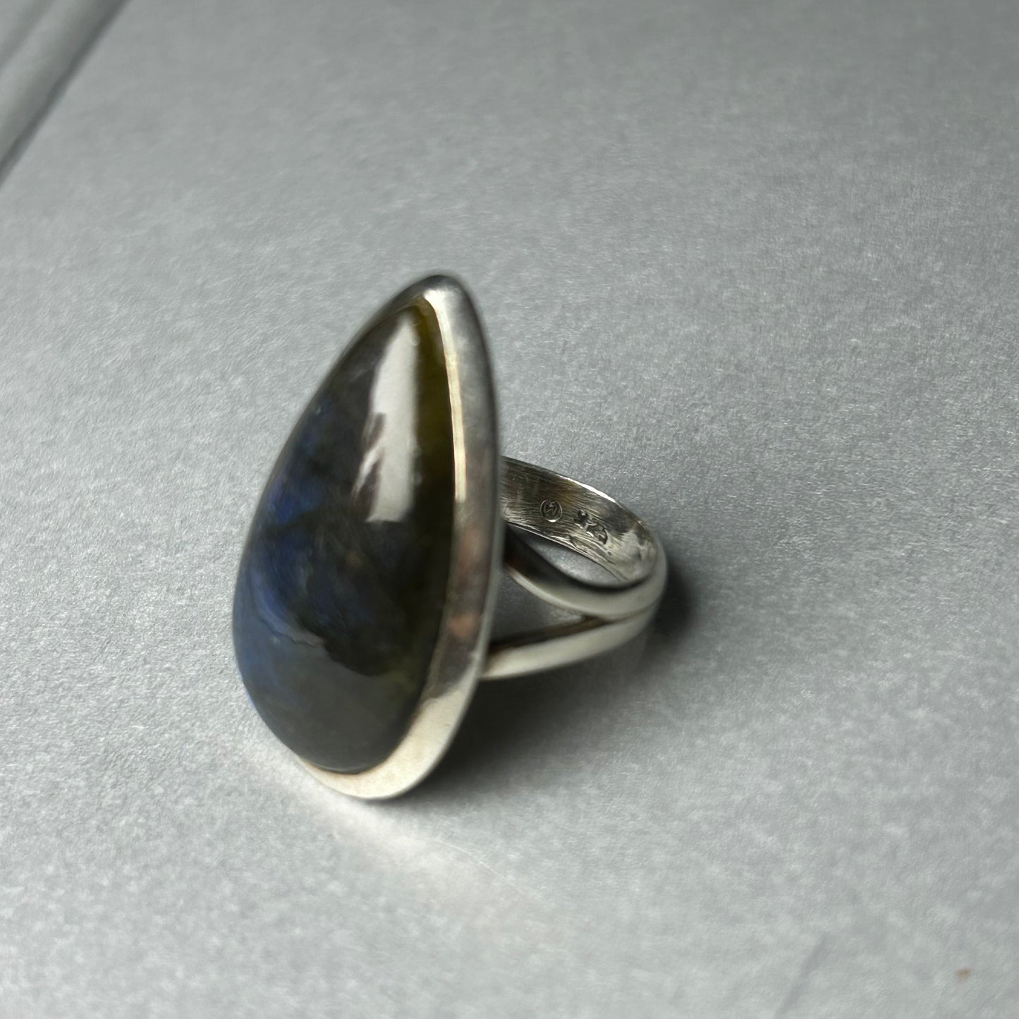 Ring aus 925 Silber mit Labradorit