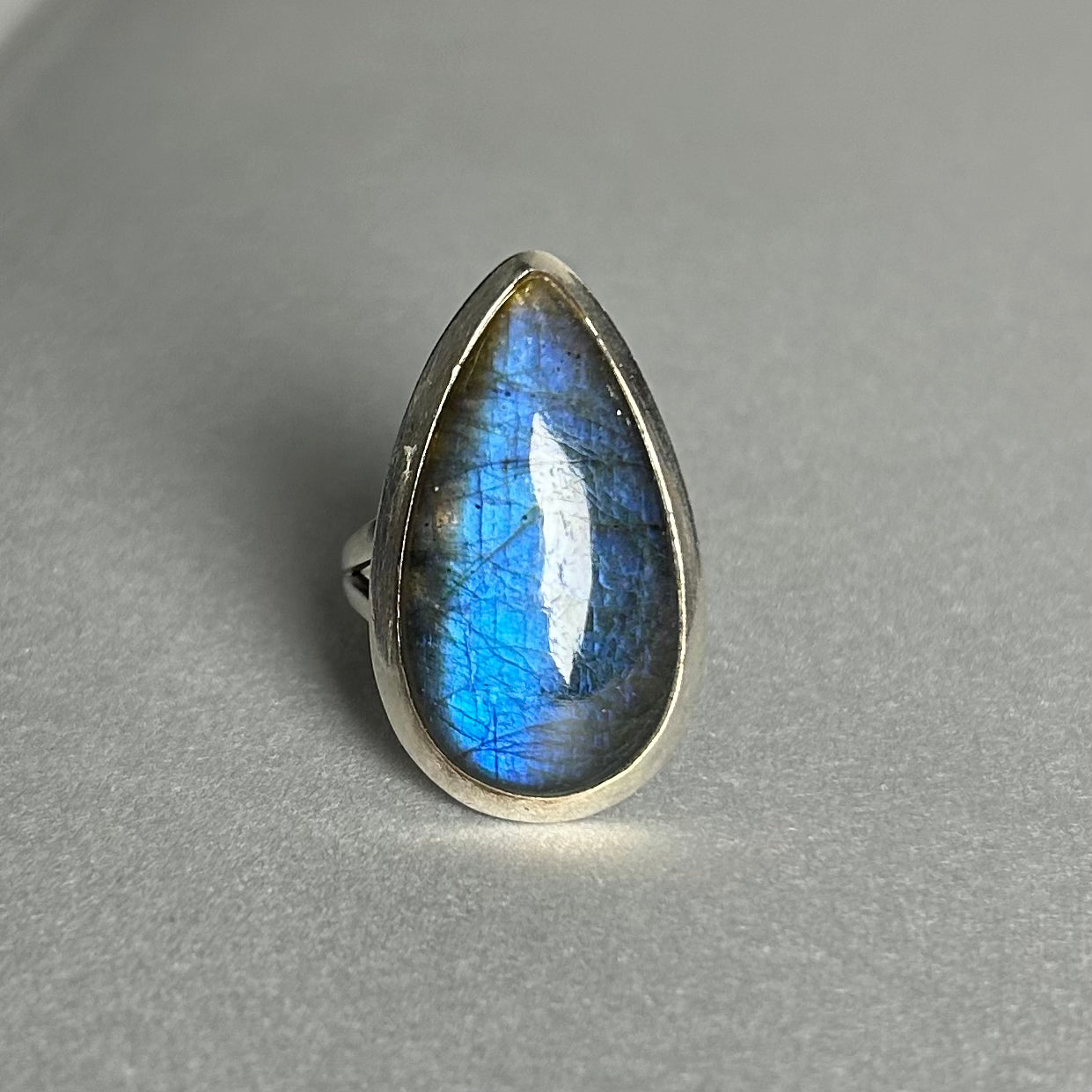 Ring aus 925 Silber mit Labradorit