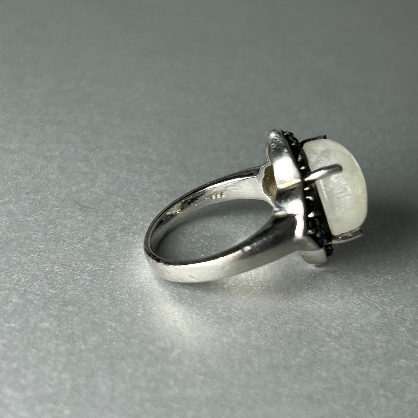 Ring aus 925 Silber mit Regenbogen-Mondstein