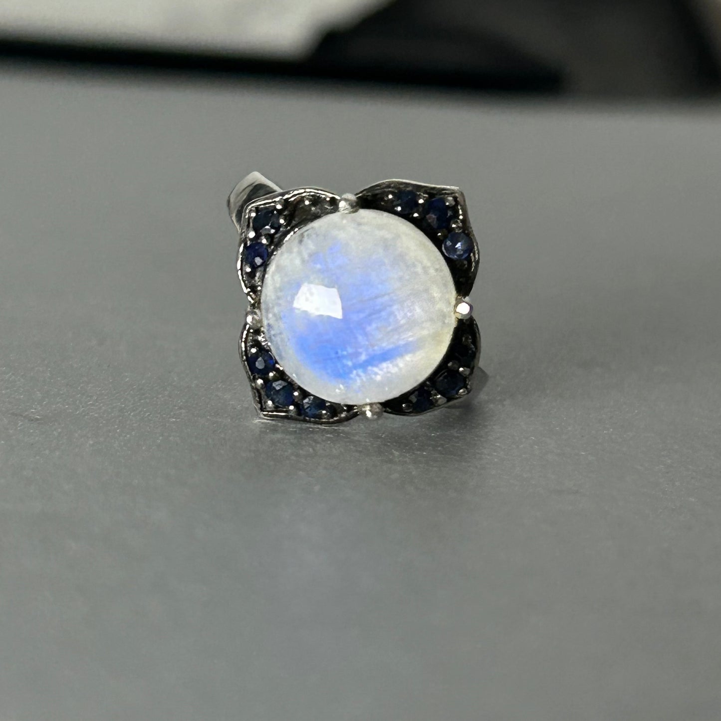 Ring aus 925 Silber mit Regenbogen-Mondstein