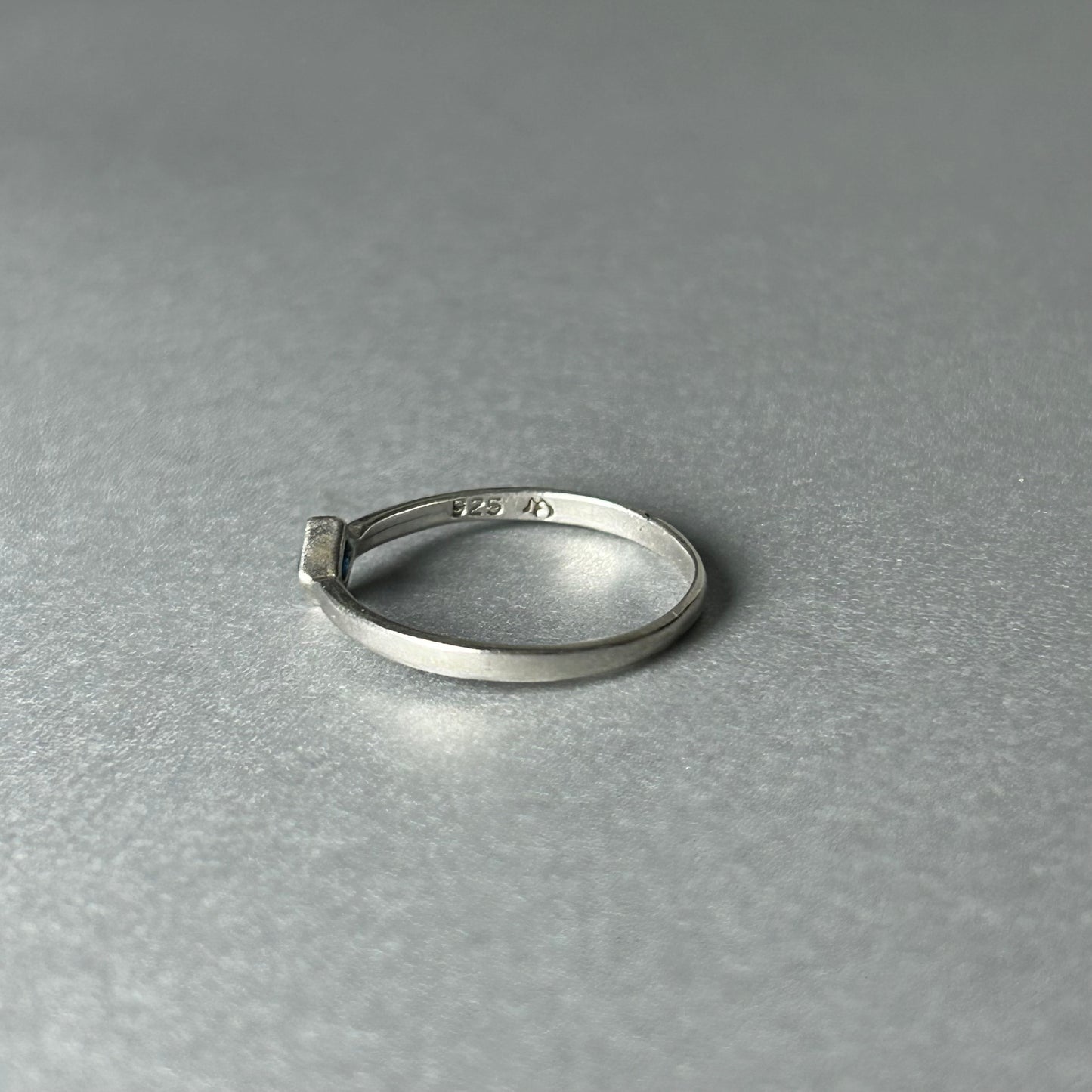 Ring aus 925 Silber mit blauem Saphir