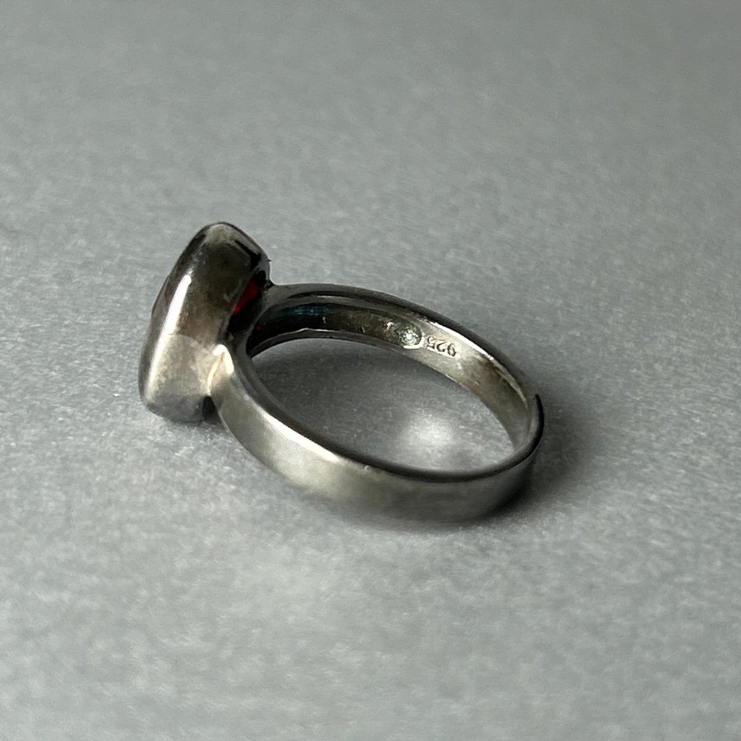Ring aus 925 Silber mit Granat