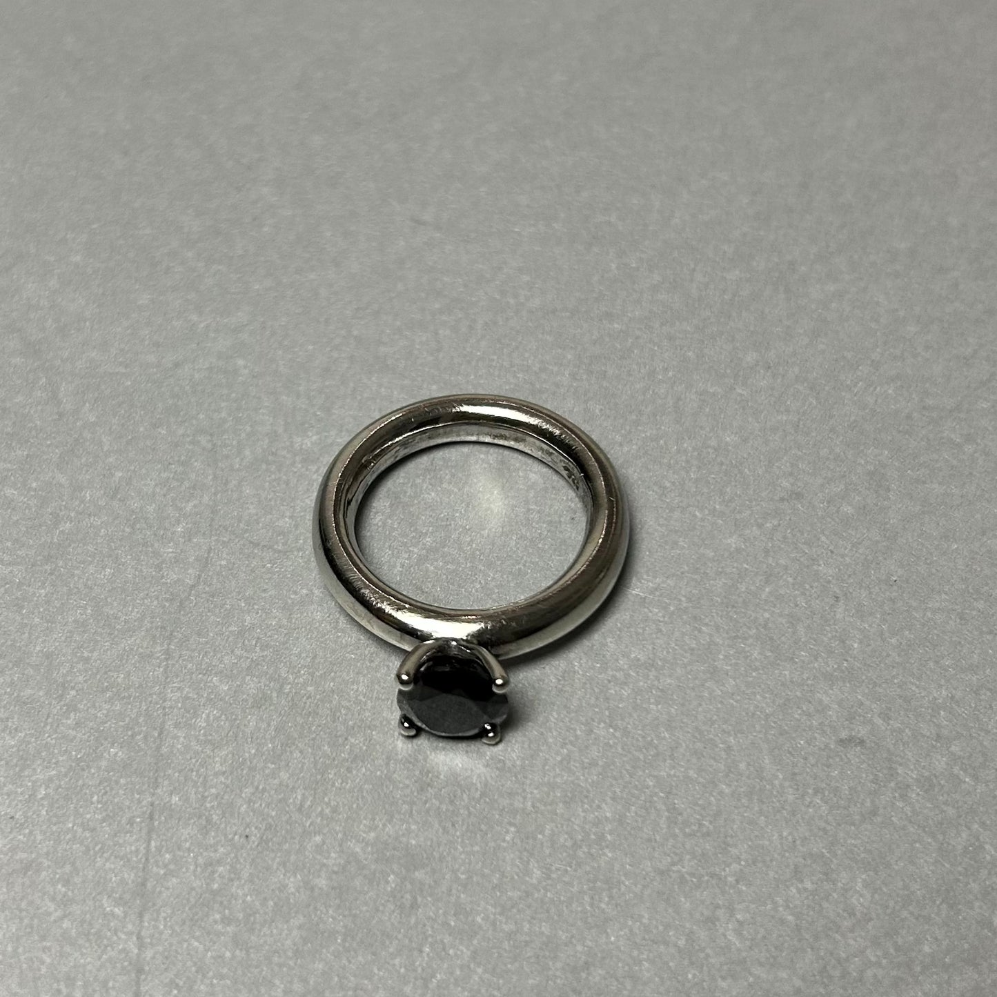 Ring aus 925 Silber mit schwarzem Spinell