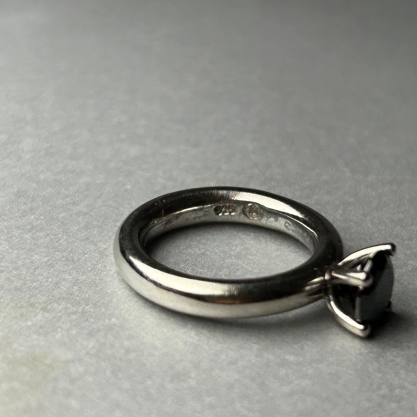 Ring aus 925 Silber mit schwarzem Spinell