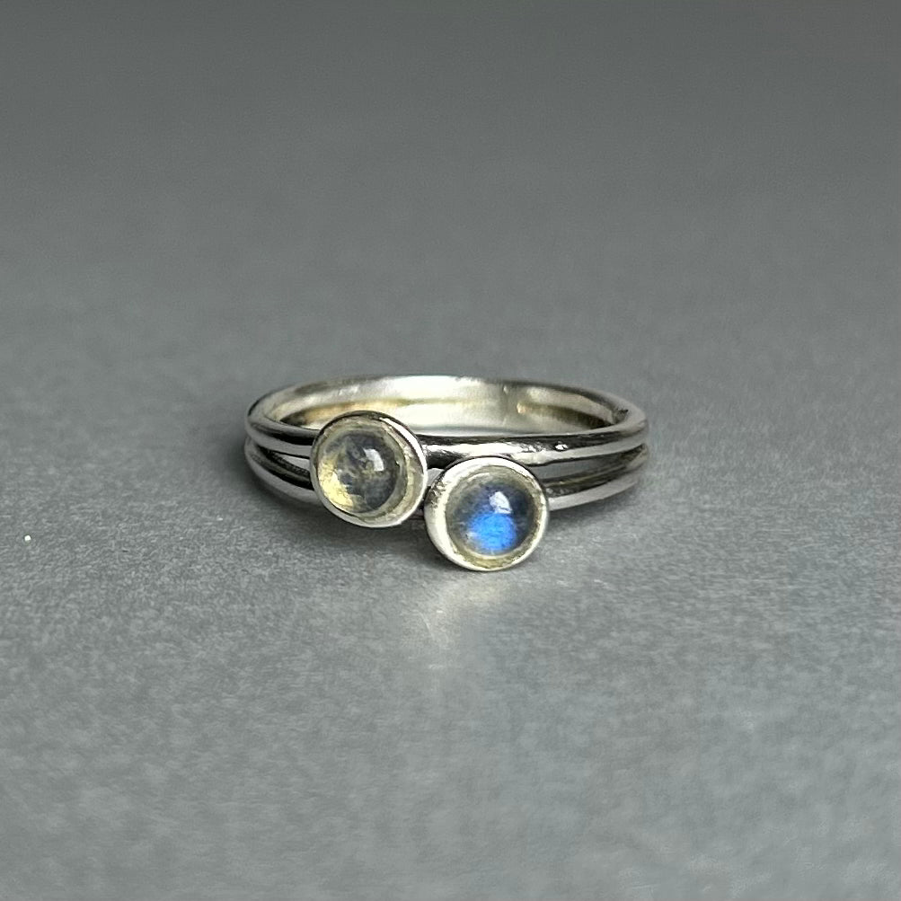 Ring aus 925 Silber mit Mondsteinen